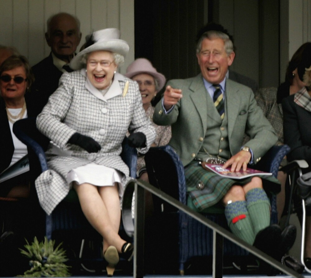 <b>ELS­KER SKOTTLAND:</b> Både dron­ning Elizabeth og eld­ste­søn­nen Char­les tri­ves godt i Skott­land. Her mo­rer de seg sam­men med and­re til­sku­e­re un­der de år­li­ge høy­lands­le­ke­ne i Braemar.