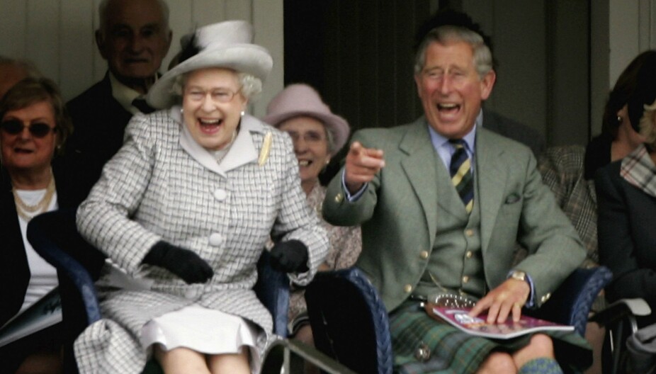 <b>ELIZABETH OG CHARLES:</b> Både dron­ning Elizabeth og eld­ste­søn­nen Char­les tri­vdes godt i Skott­land. Her mo­rer de seg sam­men med and­re til­sku­e­re un­der de år­li­ge høy­lands­le­ke­ne i Braemar.