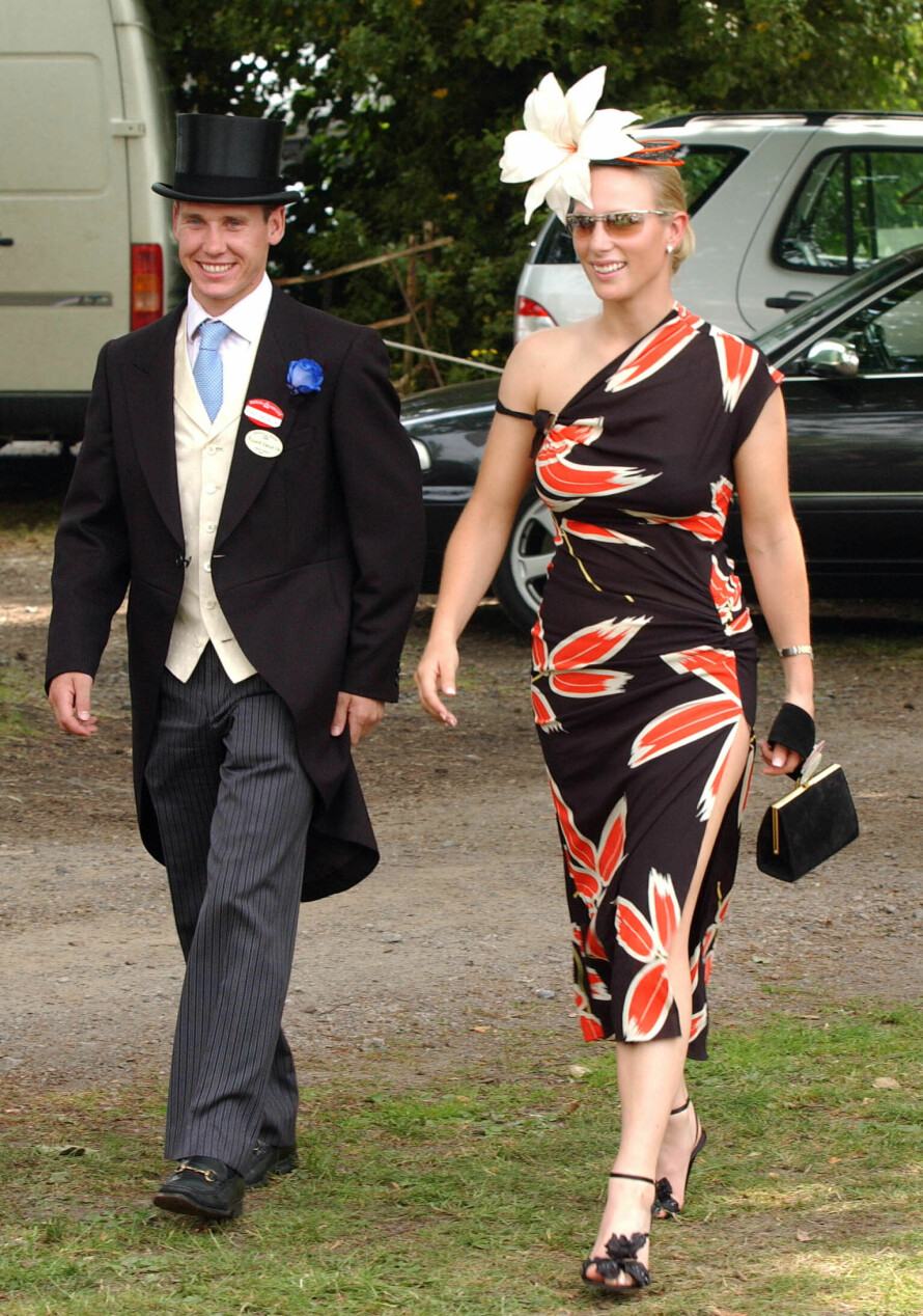 ZARA TINDALL: Zara Tindall er datter av prinsesse Anne. Moren avslo at Mark Phillips skulle adles da de giftet seg, og følgelig har ingen av barna hennes heller titler. Det var nok ikke så dumt, for ingen har kunnet beskylde dem for å utnytte sine fine forbindelser til å tjene penger. Zara har likevel tiltrukket seg en del oppmerksomhet, ikke minst på grunn av sine oppsiktsvekkende klær og kreative hodeplagg.