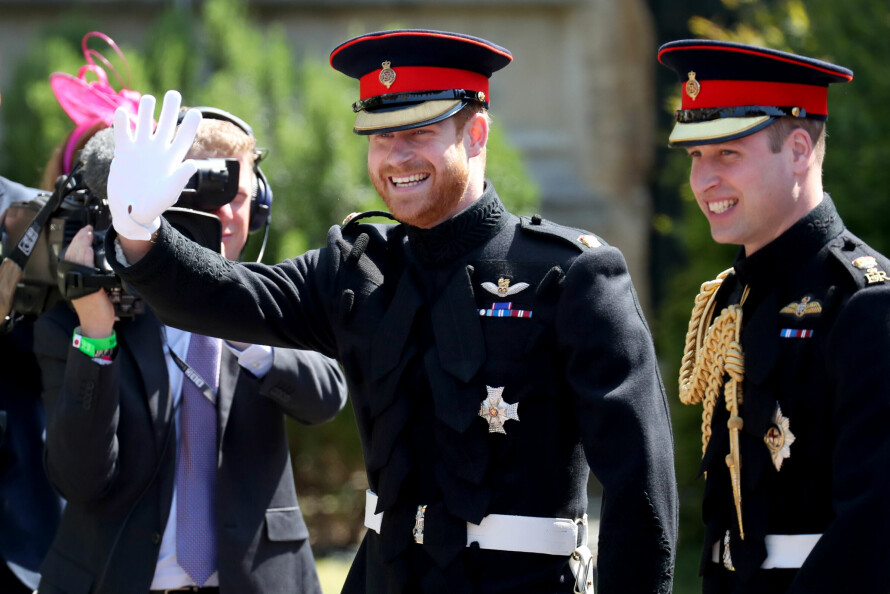 PRINS HARRY OG WILLIAM: Det er ikke mer to år mellom brødrene William og Harry. Dette, kombinert med at de har levd svært spesielle liv, gjør at de har vært nært knyttet til hverandre. De var hverandres forlovere, og her er det Harry som er brudgommen.