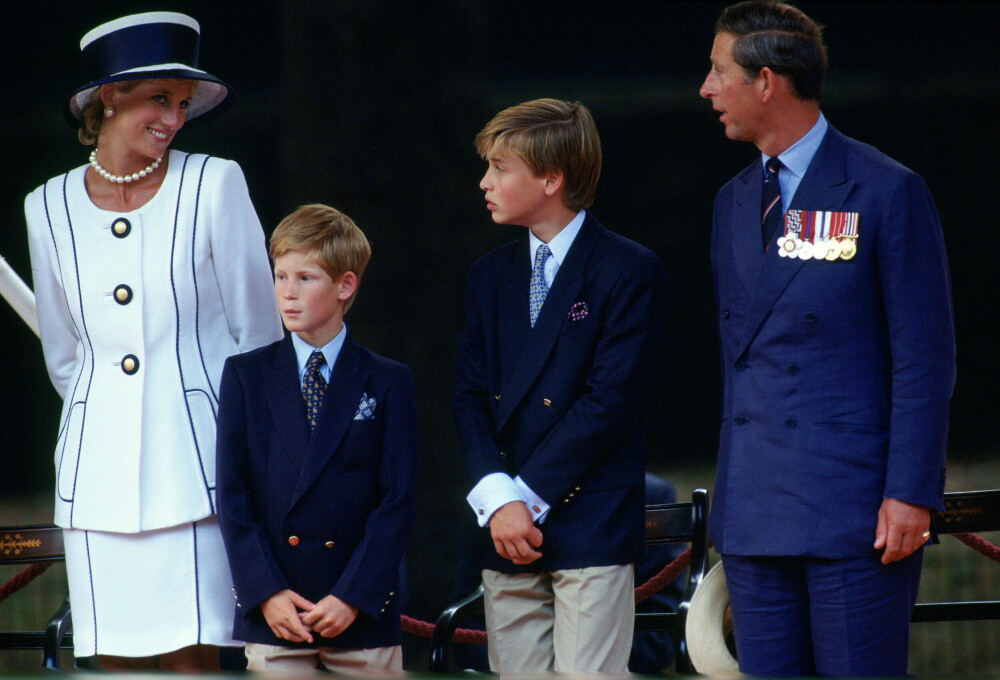 <b>FA­MI­LI­EN SOM ALDRI BLE KONGE­FAMILIE:</b> Char­les og Dia­na sam­men med sine to søn­ner Har­ry (10) og Wil­li­am (12) i 1995, un­der fei­rin­gen av at det var 50 år si­den fre­den i 1945. Pa­ret had­de da vært se­pa­rert i tre år. Da Dia­na se­ne­re sto frem på TV og sa at hun ikke trod­de Char­les noen gang ville bli konge, ba dron­ning Elizabeth dem skille seg.