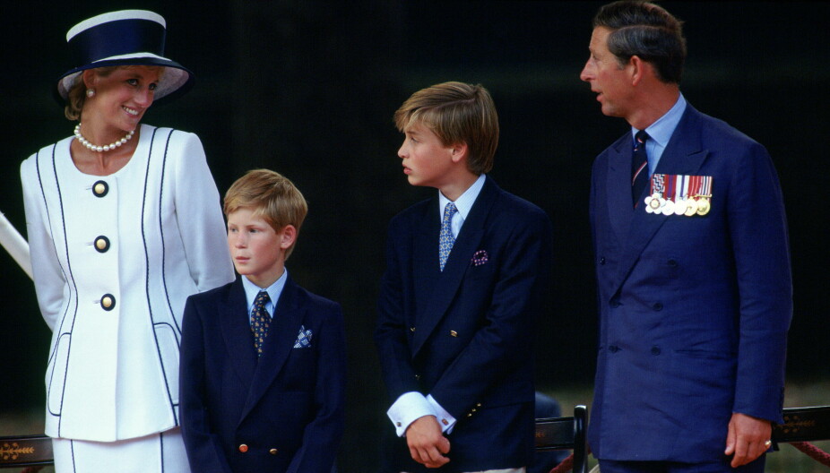 <b>CHARLES OG DIANA:</b> Char­les og Dia­na sam­men med sine to søn­ner Har­ry (10) og Wil­li­am (12) i 1995, un­der fei­rin­gen av at det var 50 år si­den fre­den i 1945. Pa­ret had­de da vært se­pa­rert i tre år. Da Dia­na se­ne­re sto frem på TV og sa at hun ikke trod­de Char­les noen gang ville bli konge, ba dron­ning Elizabeth dem skille seg.