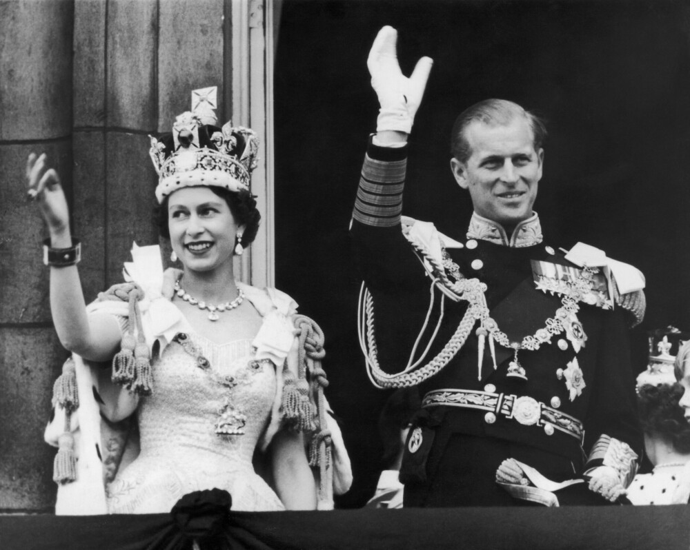 <b>DRONNING ELIZABETH:</b> I hele dronning Elizabeths lange regjeringstid har prins Philip stått trofast ved hennes side. Her fra kroningen i 1953.
