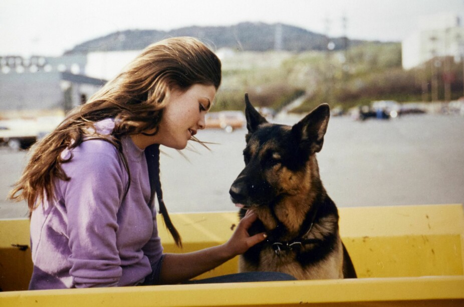 <b>UNG:</b> Privat bilde av Monica Merli som tidlig voksen sammen med hunden sin