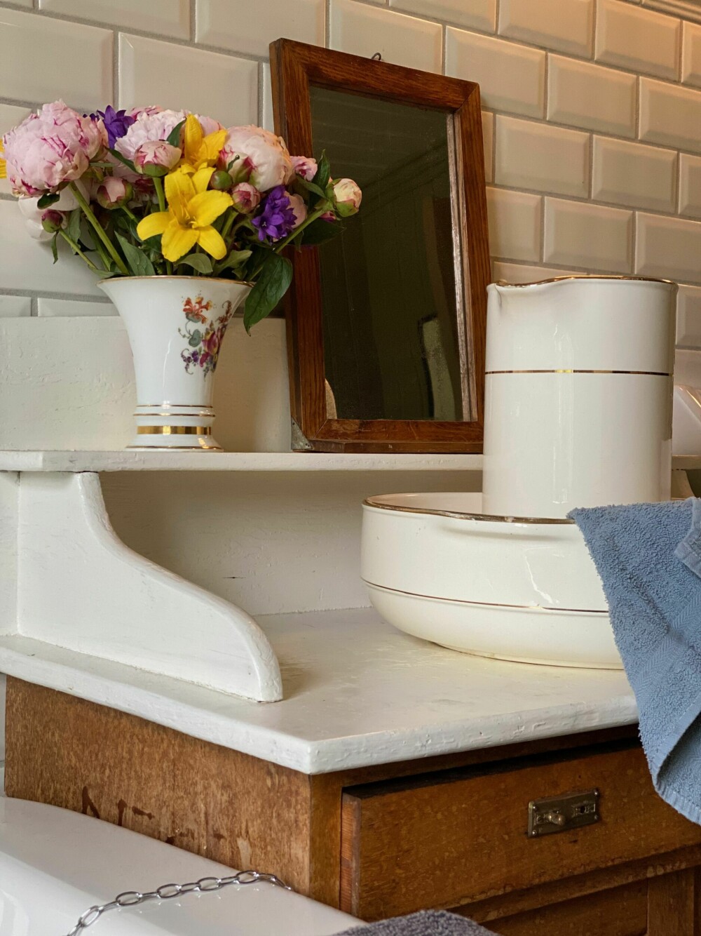 GAMMELDAGS: En av de viktigste moderne elementer man ønsker seg i et hjem er rennende vann. Og det er en selvfølge for de fleste av oss – heldigvis. Men det gir en herlig gammeldags stemning på badet hvis du i tillegg setter fram et gammelt vaskevannsfat.