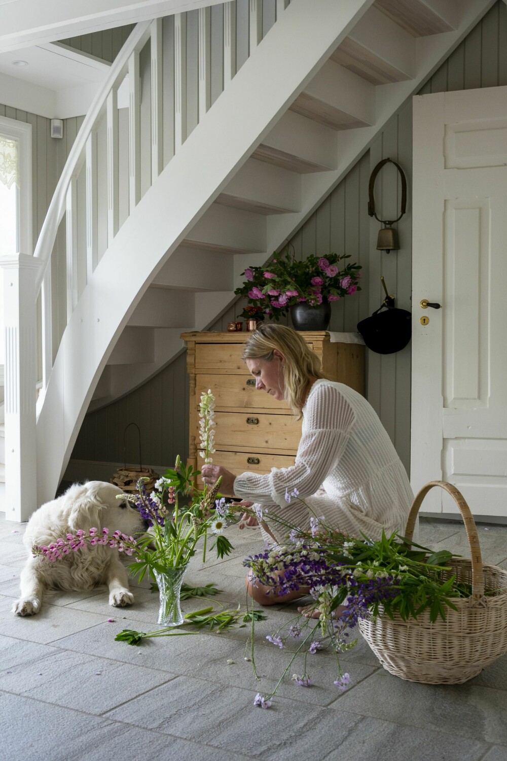 INNGANG: Camilla koser seg med å pynte med blomster i hele huset nå på sommeren. Inngangsparti og gang er forstørret, og den flotte trappa fra Svardal trapp, ble bygget etter familiens ønsker.