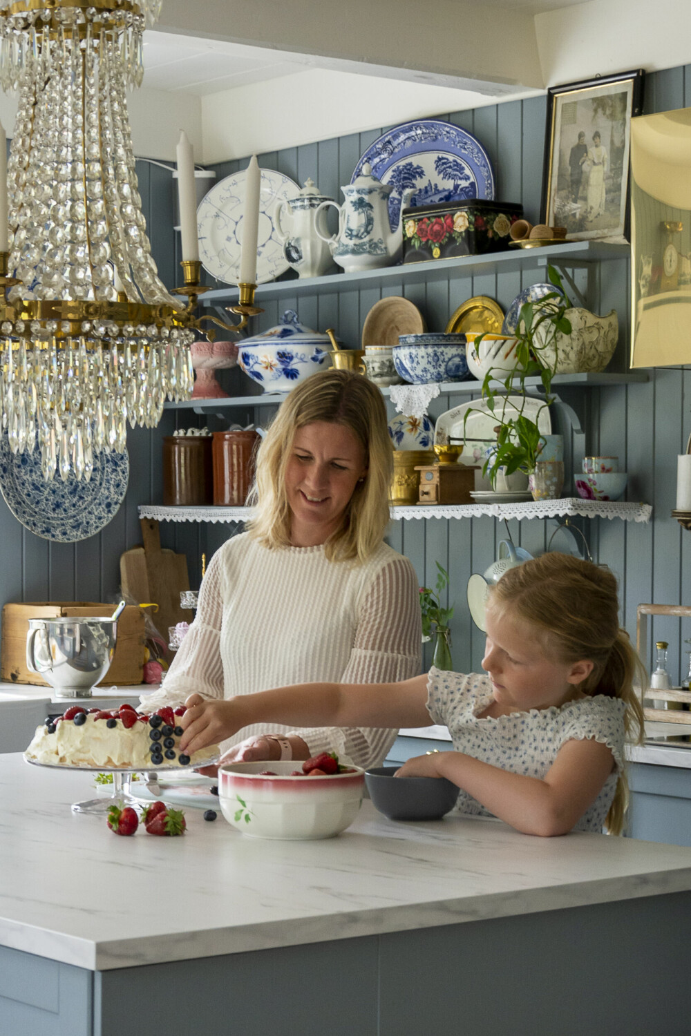 KJØKKEN: Camilla og Victoria pynter pavlovaen som mamma har bakt. Kjøkkenet er blitt et fint sted der flere kan jobbe sammen.