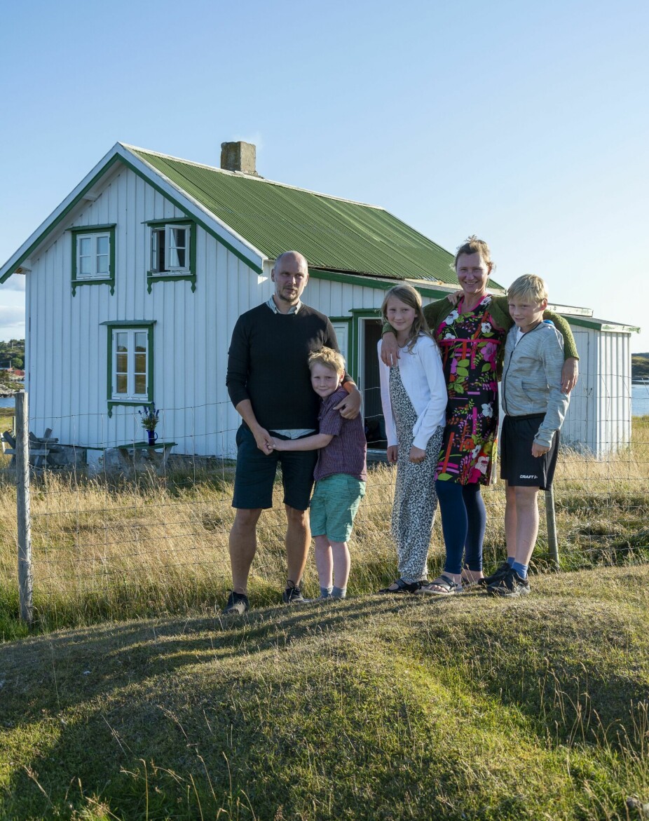 FAMILIE: Bernt, Estin, Isrid, Ann Kathrin og Tias nyter å være på Kalvøya i all slags vær, men legger ikke skjul på at sommeren med fine dager er en favoritt. Da er det bading, utelek og uteliv som gjelder – dagen lang.