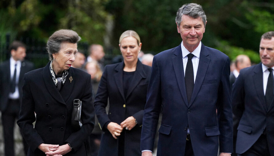 PETER PHILLIPS: Prinsesse Anne, Zara Tindall, Vice Admiral Timothy Laurence og Peter Phillips i Scotland, 10. september 2022