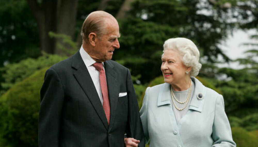 <b>ELIZABETH OG PHILIP: </b>Selv hadde Elizabeth truffet mannen i sitt liv som 13-åring, og da var det gjort for hennes del. Det var aldri noen annen enn Philip for henne. Philip var kongelig av fødsel, og visste hva som ble krevet av ham. Han hadde en lovende karriere i marinen som han måtte gi opp da Elizabeth ble dronning i 1952. Frem til han pensjonerte seg som 96-åring i 2017, var jobben hans å støtte sin kone i hennes dronninggjerning. Og han var ikke en type som beklaget seg heller. Man får ta livet som det kommer, var hans motto.