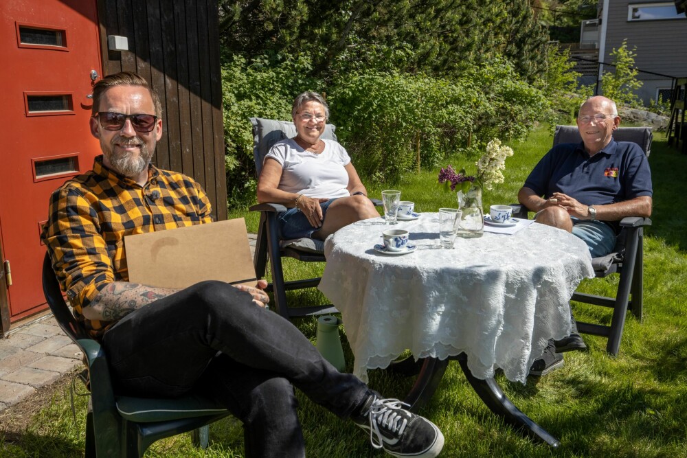 <b>TARJEI STRØM:</b> Pro­gram­le­der Tarjei på besøk hjemme hos Helge Vino­rum, som også er slekt­ning etter Arne Jensen.