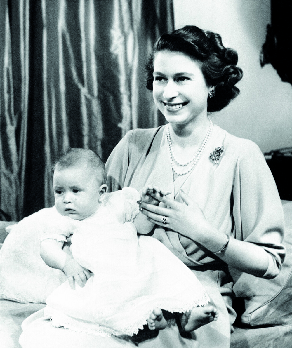 <b>MAMMA ELIZABETH:</b> Da Charles kom til verden 14. november 1948, var mamma Elizabeth fortsatt prinsesse av Storbritannia. Dette bildet er fra Buckingham Palace da prinsen var fem måneder gammel.