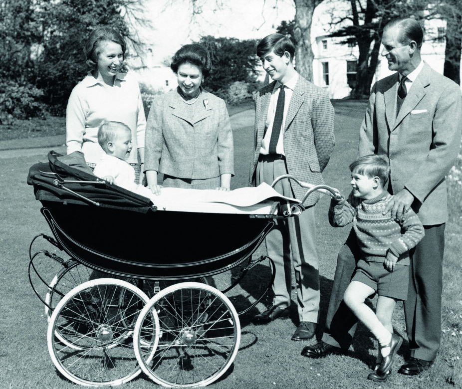 <b>STORFAMILIE: </b>Dette bildet brukte dronning Elizabeth som julekort i 1965. Her står hun utenfor slottet Windsor sammen med ektemannen Philip, som holder rundt fem år gamle Andrew, og barna Anne og Charles på henholdsvis 15 og 17 år. Ett år gamle Edward sitter i vognen.