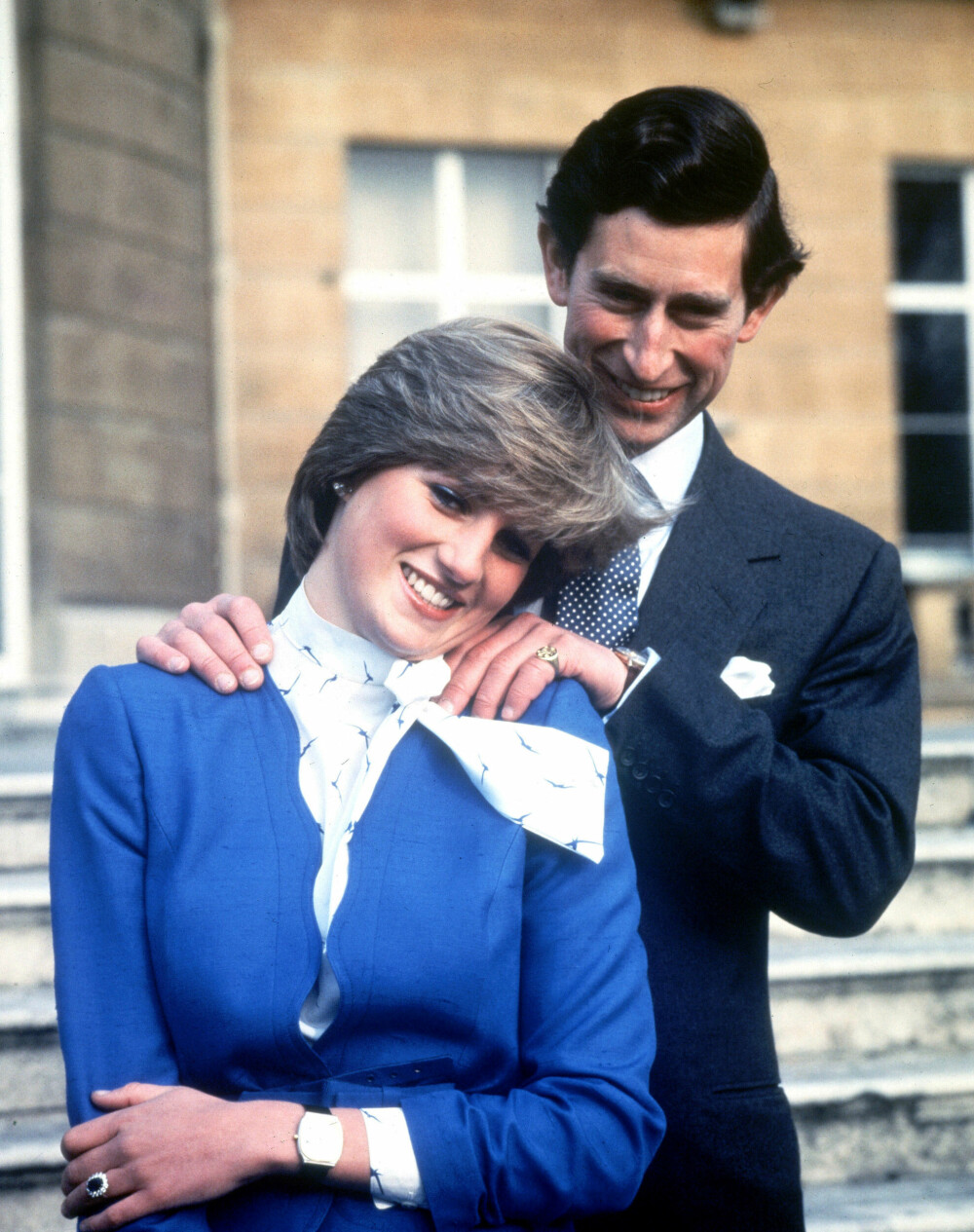 <b>NYFORLOVET:</b> 24. februar 1981 kom nyheten om at Storbritannias tronarving hadde forlovet seg med 13 år yngre Diana Spencer. Dette bildet av det forelskede paret ble publisert i forbindelse med den gledelige nyheten.