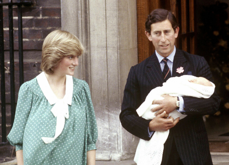 <b>FØRSTE SØNN WILLIAM:</b> 21. juni 1982 kom tronarvingen William til verden. Her er de stolte foreldrene på vei ut av St. Mary’s Hospital i London dagen etter fødselen.