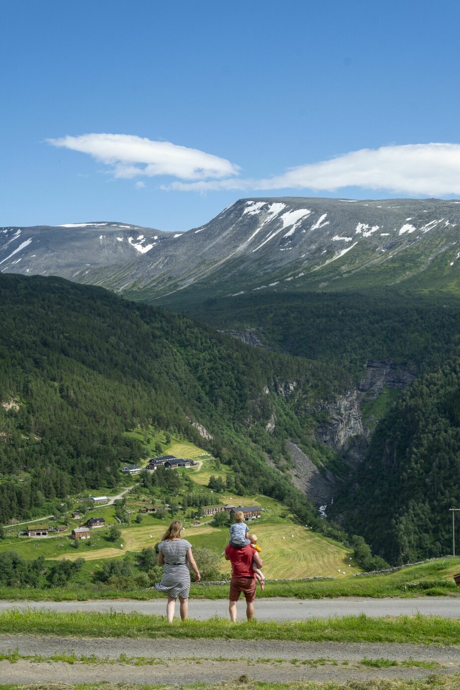ROLIG OMRÅDE: På den andre siden av dalen ligger Jenstadgårdene, og folket her regnes som nære naboer. Begge gårdene hører med til Fjellgardane i Sunndal som er et av 46 utvalgte kulturlandskap i Norge.