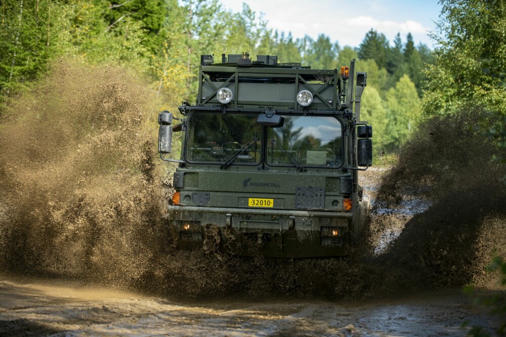 <b>SÅ GJØRMA SKVETTER:</b> De nye Rheinmetall HX 8x8 lastevognene kan frakte opptil 16,5 tonn last. Fremkommeligheten er ekstremt god.