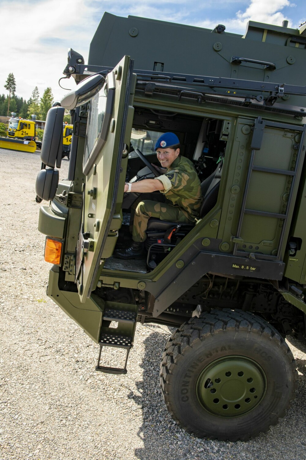 <b>PANSRET:</b> Bataljonssjef Nina Sofie Berg i førerhytta på den pansrede versjonen. Førerhyttene er modulbaserte og kan lett byttes om etter behov.