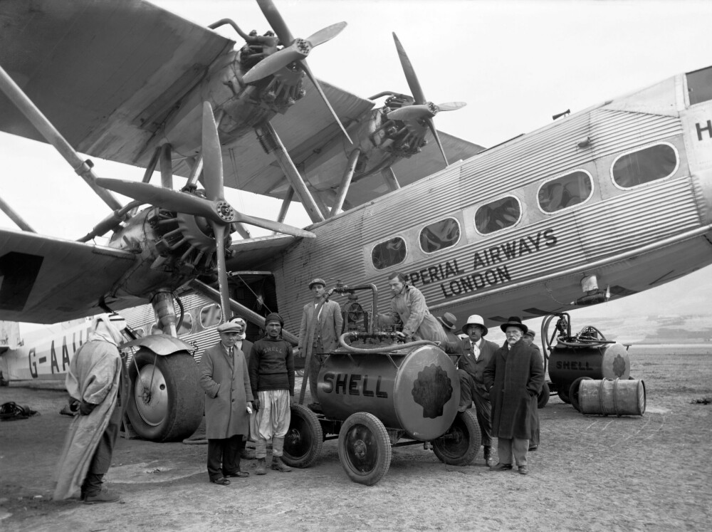 <b>NESTEN EKSPEDISJON:</b> I 1935 var langdistanse ruteflyging en ukelang affære. Her har Hanno fra Imperial Airways tatt seg en pust i bakken med bensinfylling i Gaza på vei til en fjern koloni.