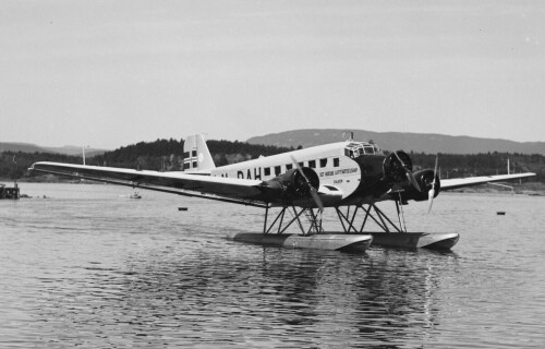 <b>SJØFLYRUTE:</b> I Norge kom ruteflygingen før flyplassene. DNL´s Ju 52 på flottører startet den første sjøflyruten i 1937.