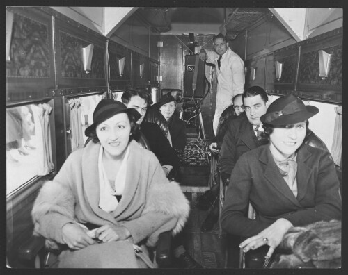 <b>STØYENDE OG TREKKFULLT:</b> United Airlines innførte filmfremvisning om bord for å underholde passasjerene allerede i 1925. Like greit at det ikke var lydfilm, for man måtte rope for å overdøve støynivået i kabinen.