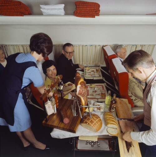 <b>LUKSUS:</b> 1960-tallet bød på romslig plass og utsøkt mat, i hvert fall på 1. klasse på de første langdistanse jetflyrutene over Nordpolen med SAS.