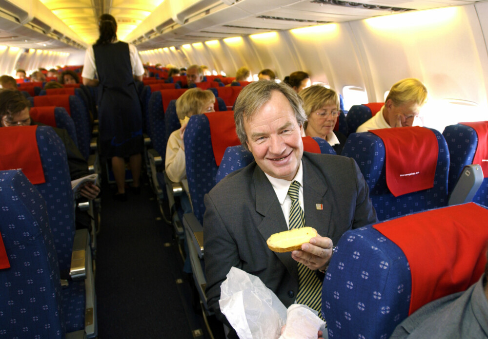 <b>BILLIG:</b> Kutt alle unødven­dige utgifter og fly billig, sa Bjørn Kjos for 20 år siden og tok med seg matpakke på morgenflyet til Tromsø for å understreke poenget.