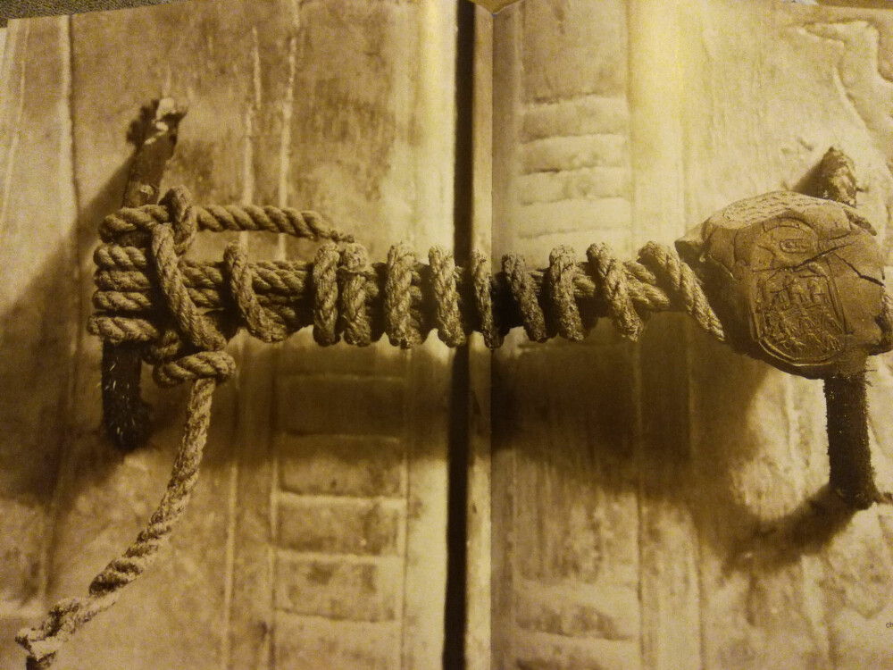 <b>DEN SOM TRER INN:</b> Fotografen Harry Burton dokumenterte oppdagelsen av Tut-ankh-Amons gravkammer i 1922. Dørene hadde stått forseglet og urørt siden den unge faraoen ble lagt der i år 1323 f. Kr. Snart begynte ryktene å gå om brå død blant mennene som trengte seg inn.