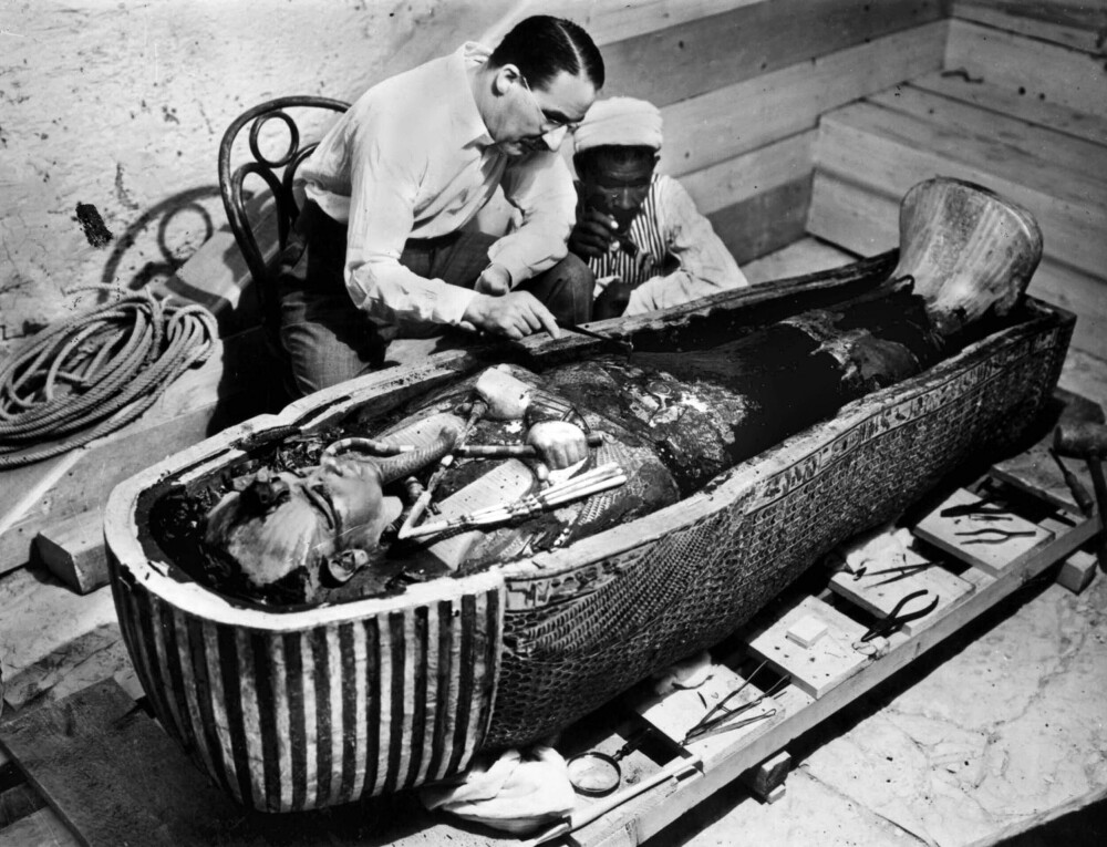 <b>HVILESTED:</b> Howard Carter og en medhjelper gransker den innerste av de tre gullkistene i sarkofagen til Tut-ankh-Amon. Selve mumien innenfor er den eneste intakte levningen etter Tebens kongelige.