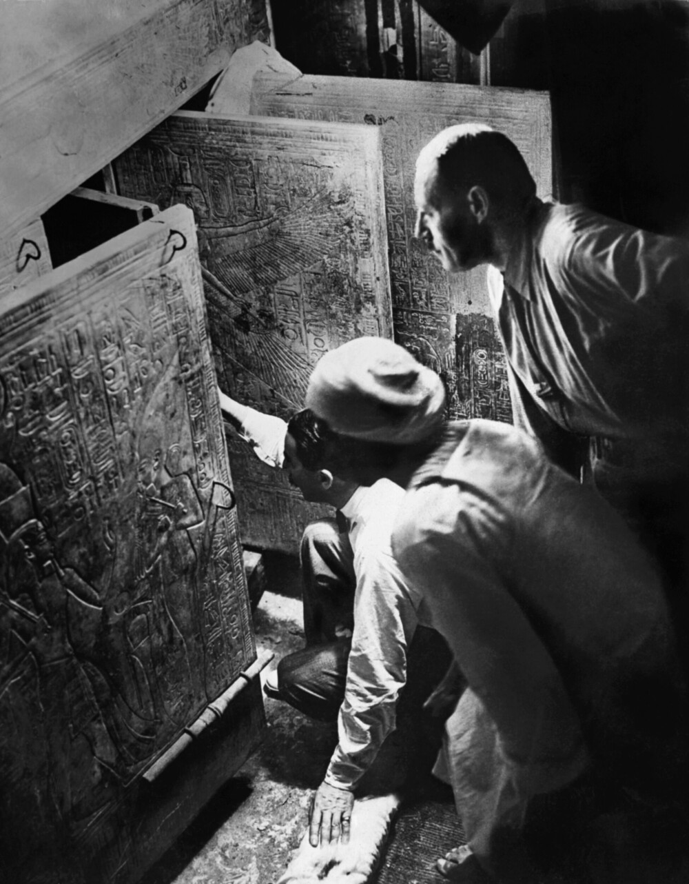 <b>SYN FOR GUDER:</b> Howard Carter (på kne), Arthur Callender og en ukjent, egyptisk medhjelper kikker inn i det aller helligste, rommet med Tut-ankh-Amons sarkofag. 