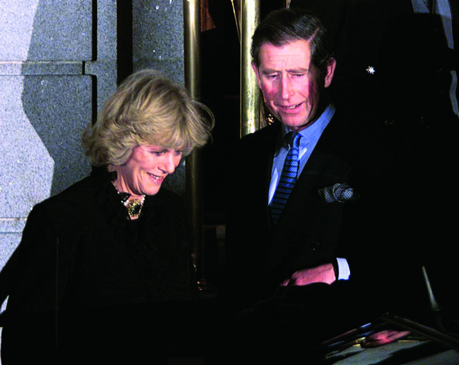 <b>OFFISIELT: </b>28. januar 1999 ble Charles og Camilla avbildet utenfor Ritz Hotel i London etter å ha vært gjester i 50-årsdagen til Camillas søster. Det var aller første gang at de to lot seg fotografere sammen etter at de begge var skilt.