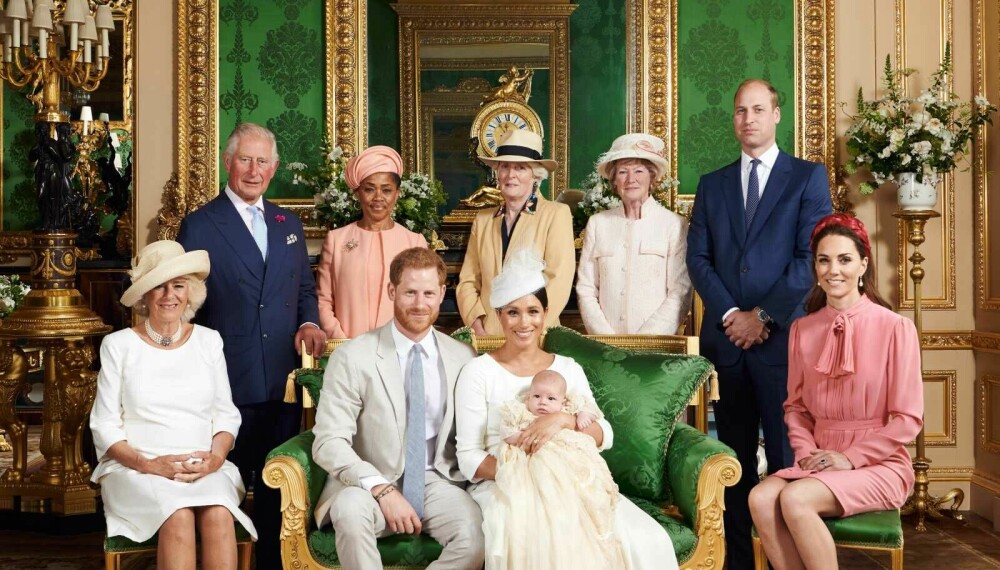 <b>DÅPSFEST: </b>Bak fra venstre kong Charles, Doria Ragland, Lady Jane Fellowes, Lady Sarah McCorquodale og prins William. Foran dronning Camilla, prins Harry, hertuginne Meghan, dåpsbarnet Archie og prinsesse Kate.