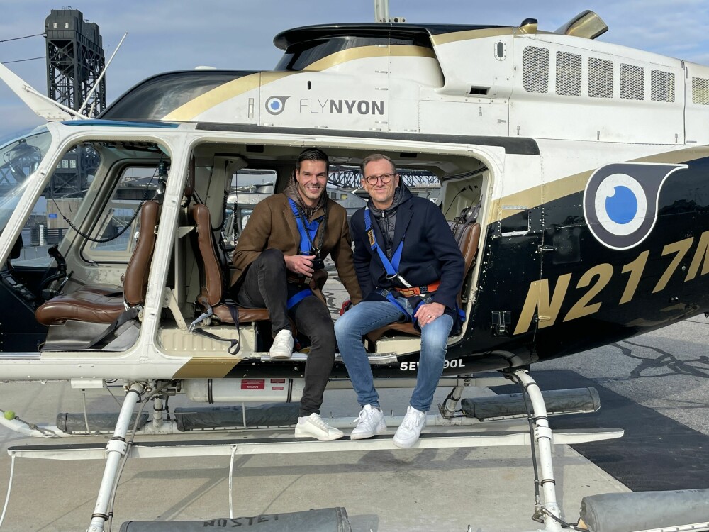 <b>HALVOR OG JULIAN:</b> Halvor reiser gjerne med bestekompisen Julian. Her flyr de helikopter i New York.