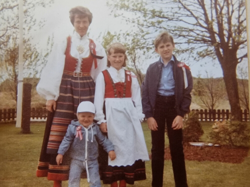 <b>NASJONALDAGEN:</b> Halvor feirer 17. mai med mamma Lise, storesøster Ingunn og lillebror Fredrik.