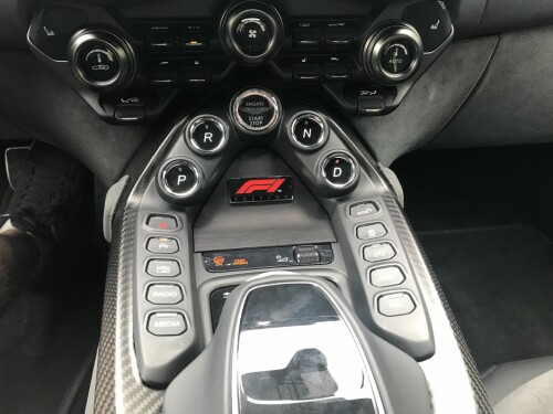 <b>TRYKK:</b> Tette med knapper og aldrende multimediasystem fra Mercedes. 