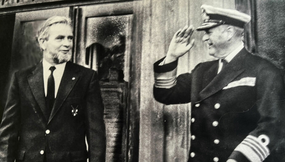 HONNØR: Kong Olav hilser og gjør honnør til krigsseiler Leif Heimstad i 1968.