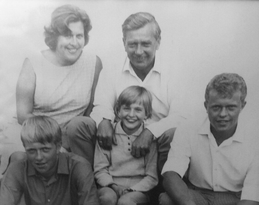 FAMILIEBILDE: Mamma Else og pappa Leif bak. Foran fra venstre: Jørn, Anne-Gro og Odd. Broren Tom hadde gått bort da dette bildet ble tatt.