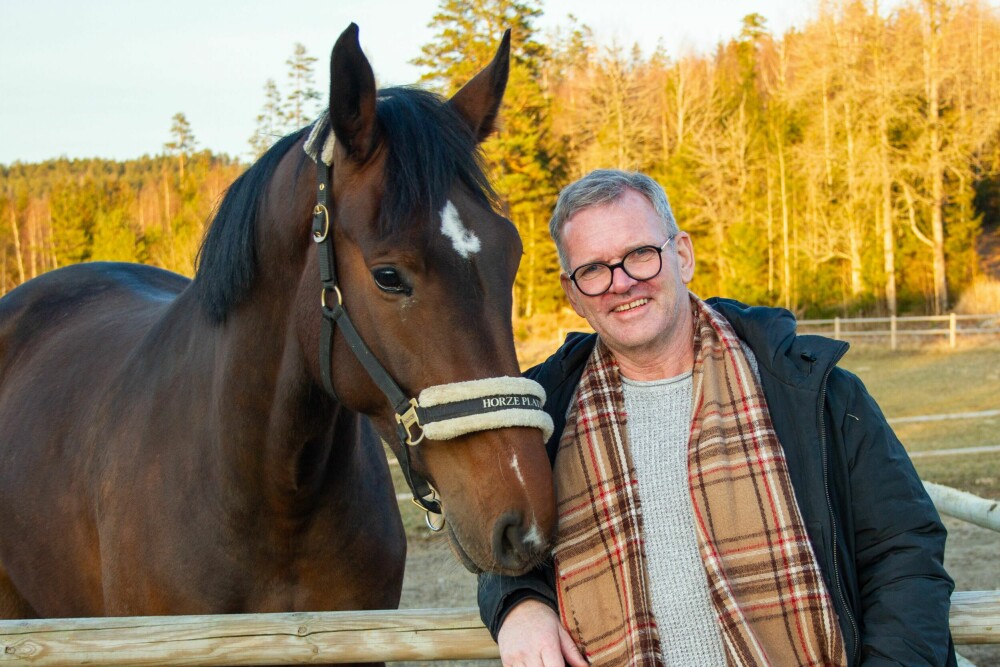 <b>GÅRD I HALDEN: </b>Tormod Bakke kjøpte gården sin i 2011 og stortrives med hestedriften i Halden.
