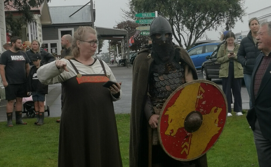<b>KLARE TIL DYST:</b> En viking og hans skjoldmø klare til strid.