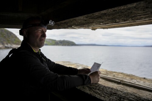 <b>PÅ POST:</b> Jon Aronsen er stinn av kunnskap om hva som skjedde i Finnmark under krigen, og står her på observasjonsposten i bunkeren og skuer utover havet.
