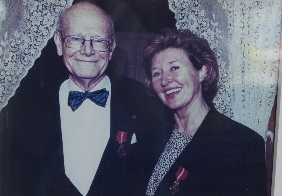<b>JAKOB SKARSTEIN:</b> Inger-Lise traff Jakob Skarstein – «Stemmen fra Bergen» – i 1963. Han døde i fjor, 100 år gammel. – Sånne som Jakob vokser ikke på trær, sier Inger-Lise. De fikk begge to Kongens fortjenstmedalje.