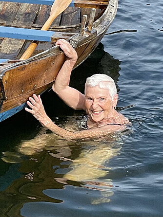 <b>SALTVANN:</b> På Åros har hun funnet tilbake til havet, saltvannet. Vannet ligger bare en rusletur nedenfor huset. 
