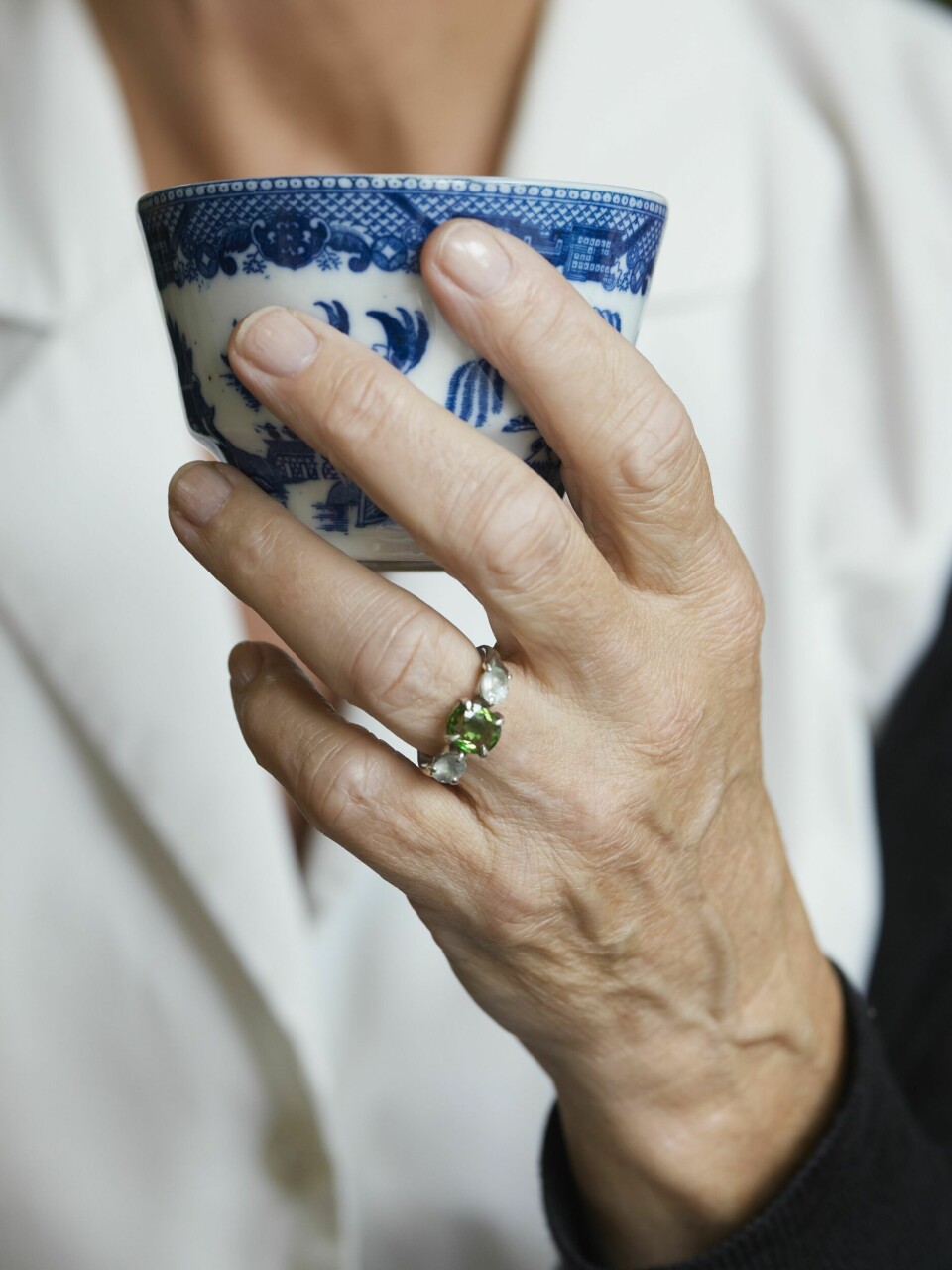 KREATIV: – Esben Esther har designet denne ringen, forteller Elsa. En lokal gullsmed i Grimstad har laget den.