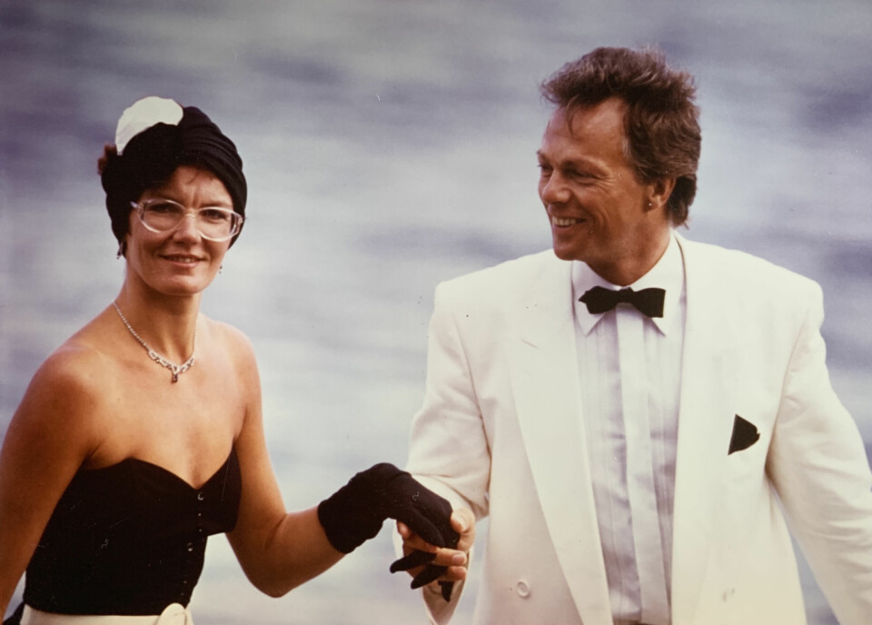 BRYLLUP: Paret har alltid gått sine egne veier. Da de giftet seg, byttet de like godt farge på brud og brudgom.