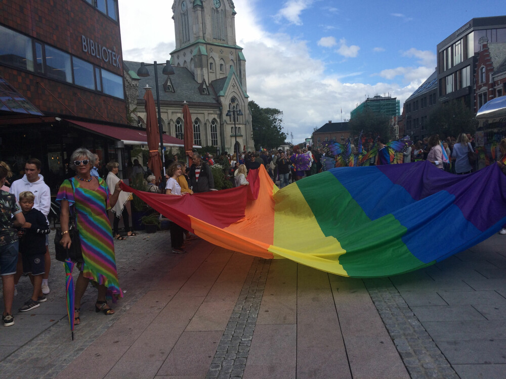 <b>PRIDE:</b> Esben Esther er selvsagt med på Pride-feiring i Kristiansand, hvor hen holder i regnbueflagget.