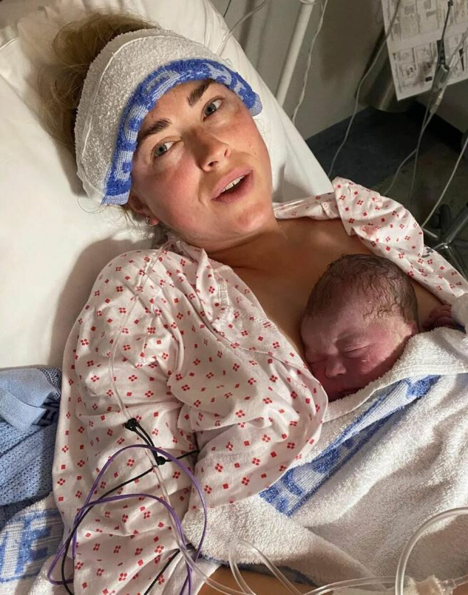 BABYLYKKE: En sliten og glad Tonje kan puste ut etter nærmere 50 timer med rier.Lillebror kom til verden i slutten av juli.