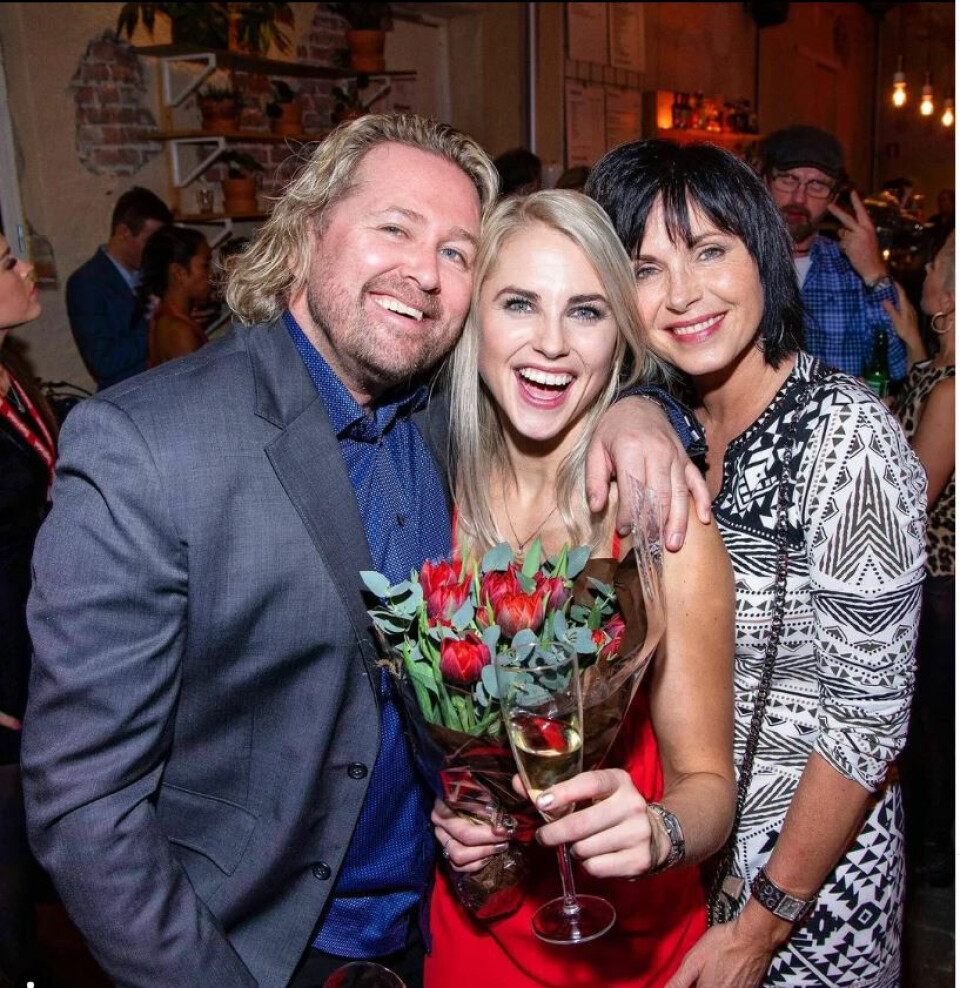 TRYGG FAMILIE: Tonje var nervøs da hun skulle fortelle foreldrene om følelsene sine. Men pappa, Thor og mamma, Siv Tove har støttet henne hele veien.