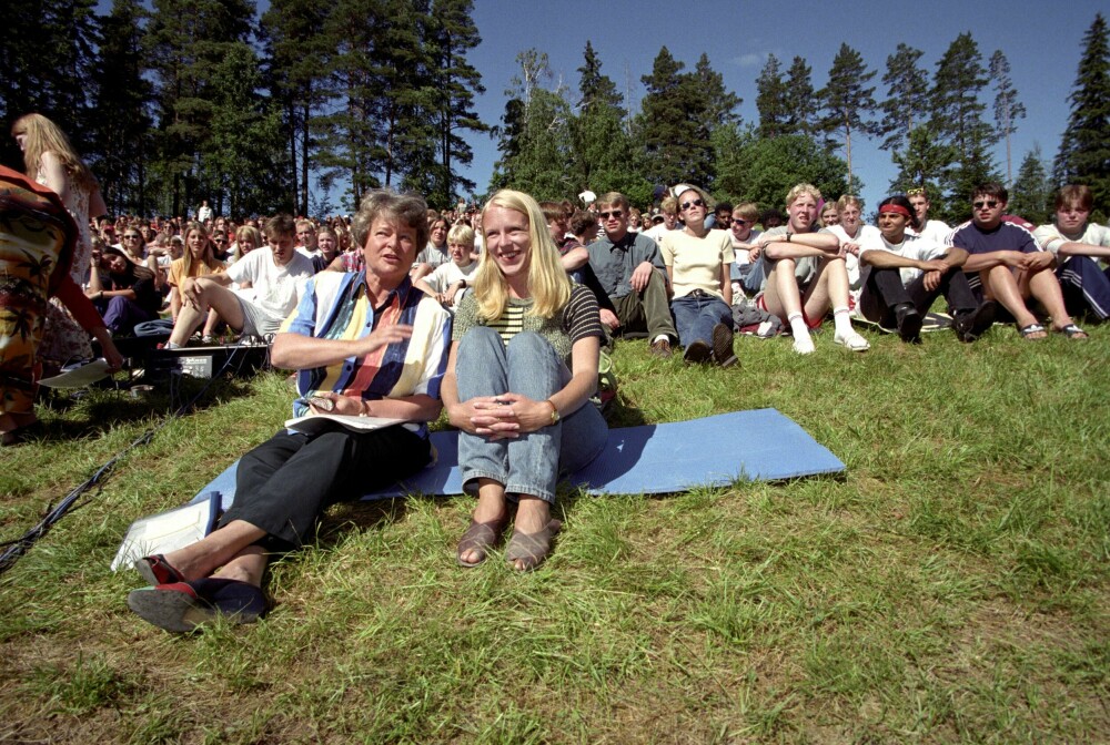 <b>UTØYA FØR TERROREN:</b> Her er daværende AUF-leder Anikken Huitfeldt sammen med statsminister Gro Harlem Brundtland på sommerleir på Utøya i 1996. Mens øya fortsatt hadde sin uskyld i behold.