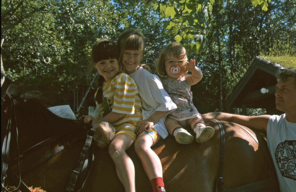 SØSKENFLOKKEN: Åsne på hesteryggen med storesøstrene Ingeborg og Marianne.
