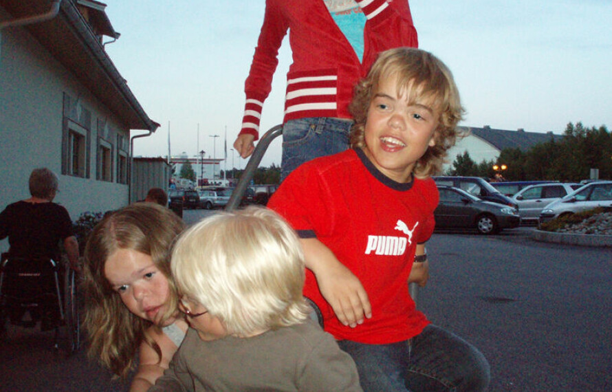 VENNSKAP: Åsne har vokst opp sammen med mange av medlemmene i NIK. Her er hun med Didrik Hjertaker Grevskott fra Kort og Lovende.